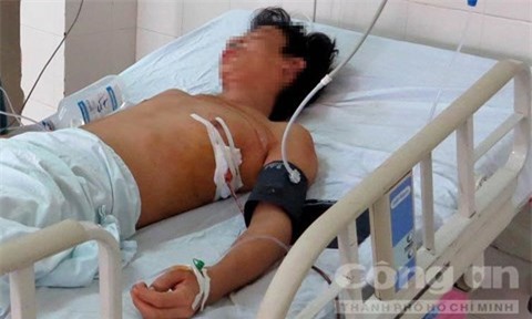 Người đàn ông bị người tình kẹp cổ, đâm hai nhát dao trong bệnh viện
