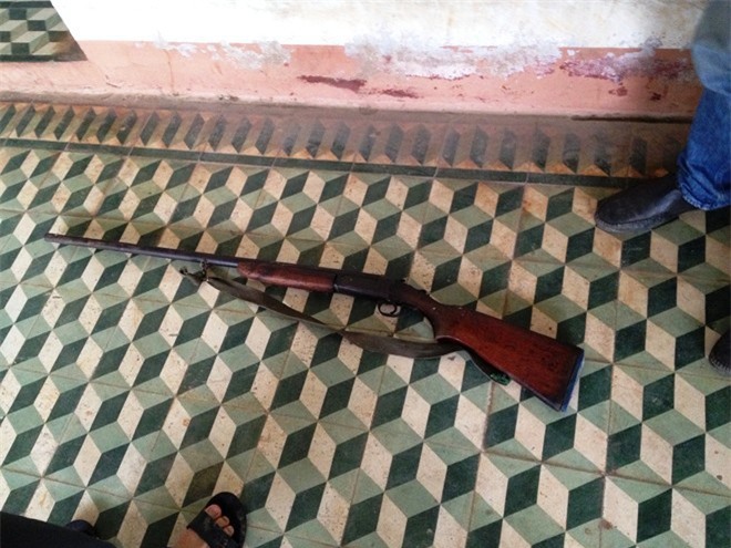 Dùng súng tự chế bắn nhầm người ngồi câu cá vì tưởng thú rừng