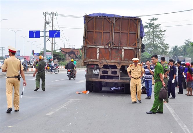 Hai chị em ruột bỏ mạng thương tâm dưới gầm xe tải