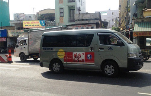 Hàng chục người nâng ô tô cứu bé gái bị cuốn vào gầm