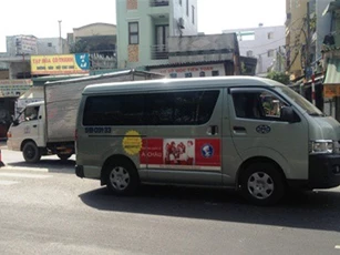 Hàng chục người nâng ô tô cứu bé gái bị cuốn vào gầm
