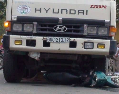 Nữ sinh chết thảm dưới gầm xe ben khi vừa mới tan trường