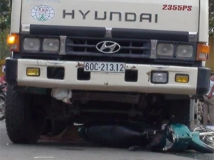 Nữ sinh chết thảm dưới gầm xe ben khi vừa mới tan trường