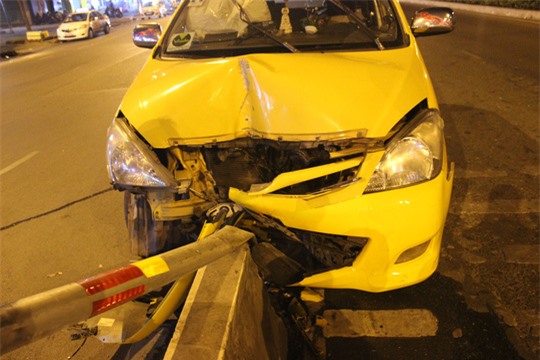 Tài xế đau bụng xoa dầu, ô tô đâm vào dải phân cách bẹp dúm