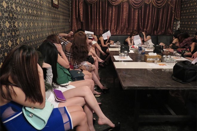 Bắt giữ nhóm "chân dài" mặc khêu gợi tiếp khách trong quán karaoke