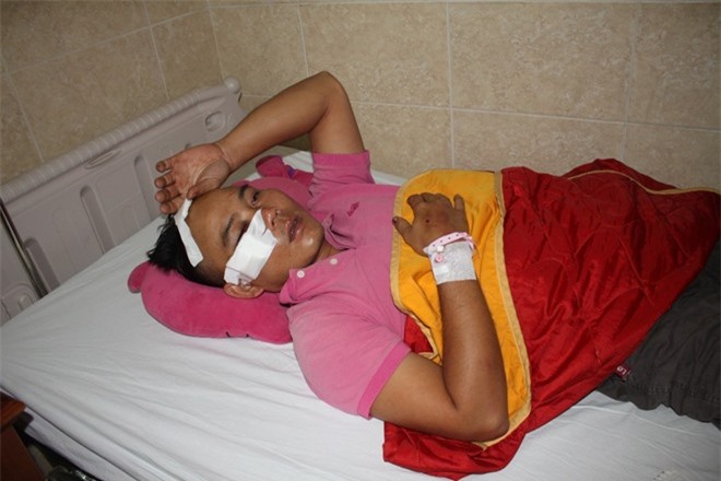 Bị cướp vung búa đập vào đầu, tài xế gan dạ chống trả kịch liệt