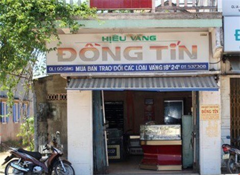 Bình Định: Thanh niên bịt mặt, đập tủ kính cướp vàng