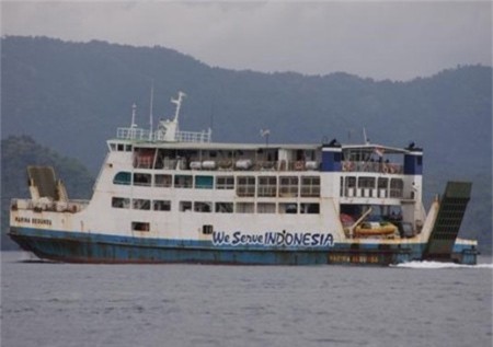 Chìm tàu tại Indonesia: ít nhất 2 người chết, gần 100 người mất tích