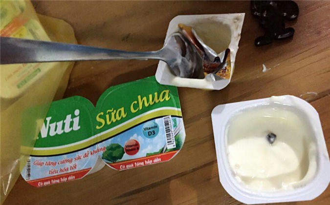 Khách hàng hoang mang vì “trót dùng” sữa chua Nuti bị mốc đen nhưng còn hạn