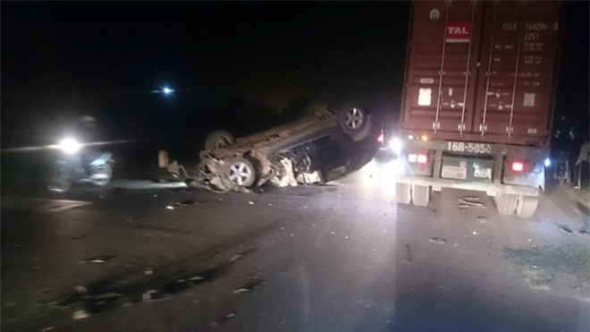 Xế hộp BMW gây tai nạn, húc bay xe cảnh sát giao thông để bỏ chạy