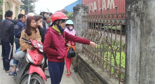 Bất cẩn băng qua đường sắt, nam thanh niên bị tàu đâm tử vong