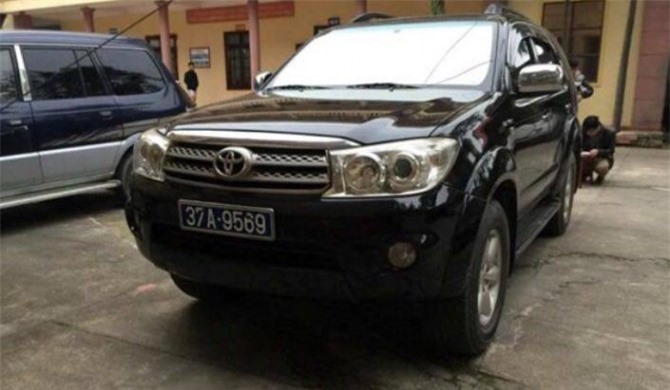 Buộc thôi việc tài xế dùng xe công "làm luật"