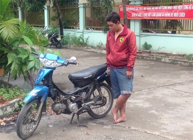 Cô gái 18 tuổi phóng xe truy bắt kẻ cướp điện thoại