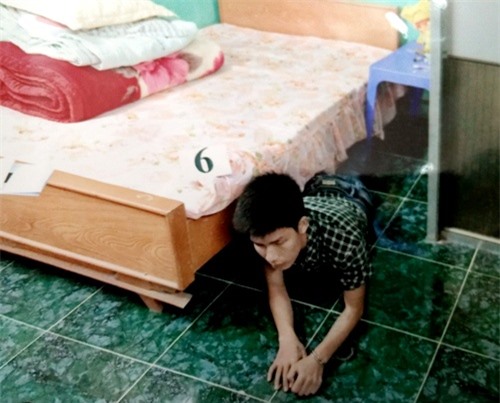 Đạo chích nằm gầm giường chờ nữ chủ nhà sơ hở để cuỗm đồ