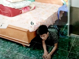 Đạo chích nằm gầm giường chờ nữ chủ nhà sơ hở để cuỗm đồ