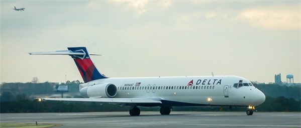 Hi hữu: Chuyến bay bị hoãn do... phi cơ nồng nặc mùi tanh