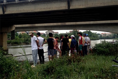 Người đàn ông bỏ lại xe máy, điện thoại rồi nhảy cầu tự vẫn?