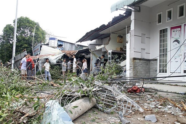 Tài xế xóa biển số xe bỏ trốn sau khi tông sập bốn căn nhà