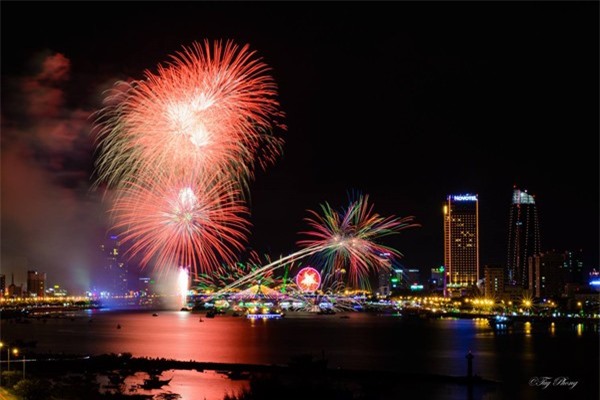 Đà Nẵng bắn pháo hoa dọc bờ biển đón Tết Dương lịch 