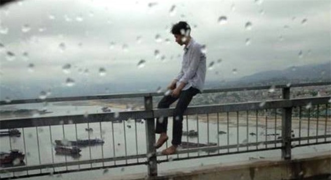 Người gác cầu “sốc nặng” chứng kiến nam thanh niên nhảy cầu tự tử