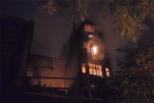 Hà Nội: Cháy lớn trên đường Nguyễn Khang, 2 căn nhà bị thiêu rụi