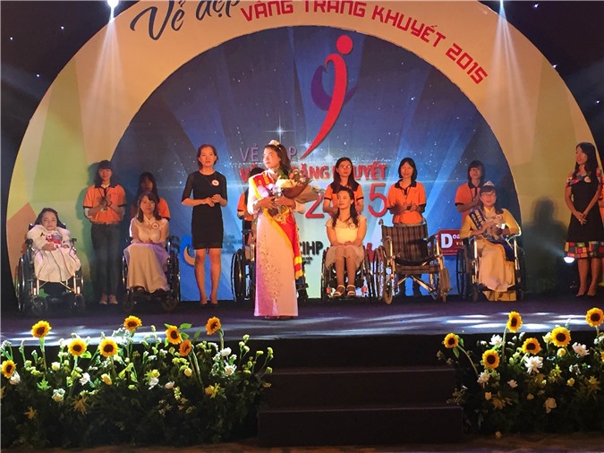 "Hoa hậu" Vầng trăng khuyết 2015: Cô gái đầy tài năng và nghị lực