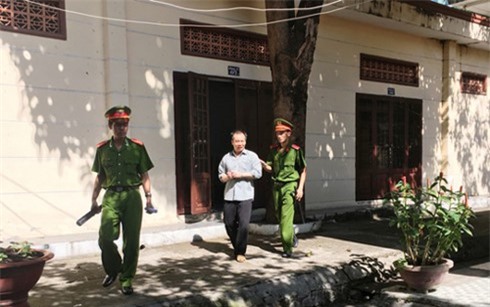 18 năm tù cho kẻ dùng vũ lực hiếp dâm cháu vợ rồi chở đi khám thai