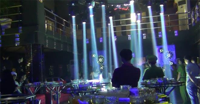 Đột kích quán bar, dân chơi vứt ma túy xuống sàn nhà