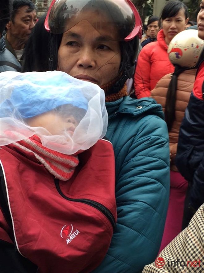 Hà Nội: Mẹ ngất xỉu vì chờ tiêm vắc xin cho con