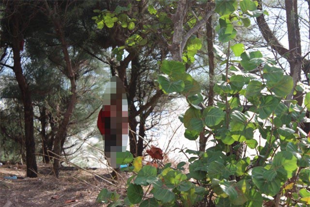 Hoảng hồn phát người đàn ông mặc áo khoác đỏ treo cổ trên cây