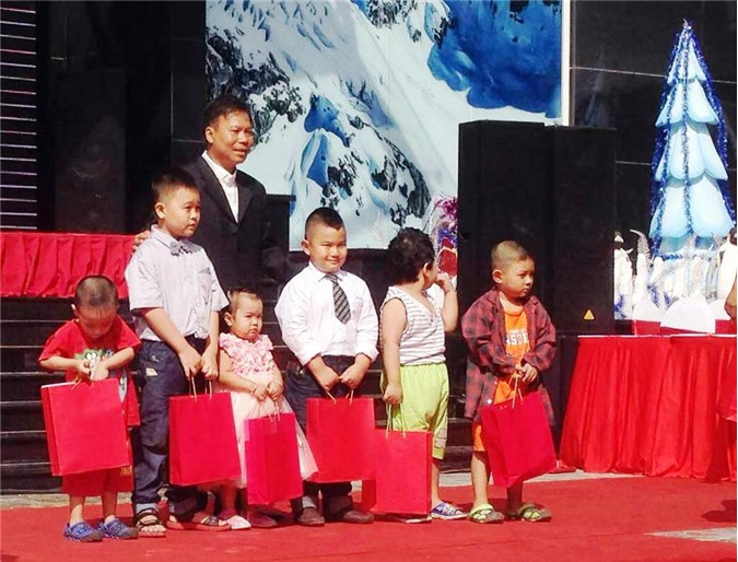 La Bonita mang Giáng sinh đến với trẻ em quận Bình Thạnh