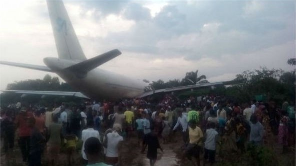 Máy bay đâm thẳng vào nhà dân khiến 7 người thiệt mạng