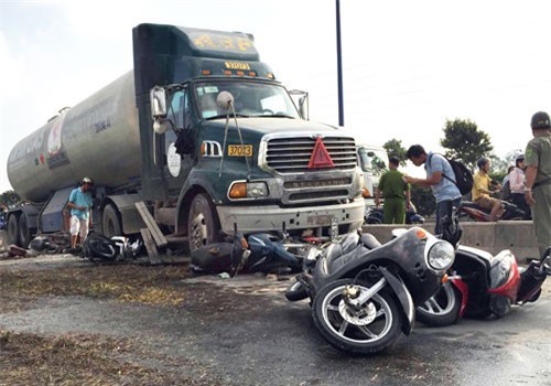 Xe bồn chở gas đâm liên tiếp 6 xe máy, 7 người bị thương
