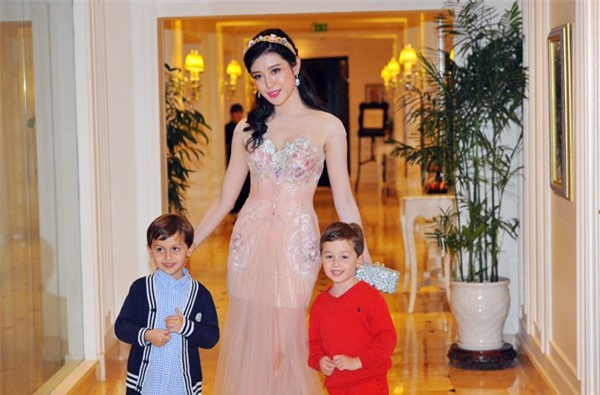 Trọn bộ Á hậu Huyền My diện đầm xuyên thấu đón noel ở Hà Nội