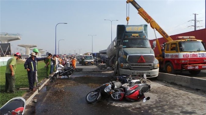 Xe bồn gây tai nạn liên hoàn ở cửa ngõ Sài Gòn 