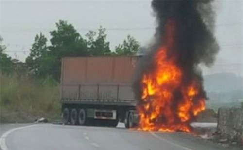 Va chạm xe máy, container bốc cháy làm 2 người tử vong