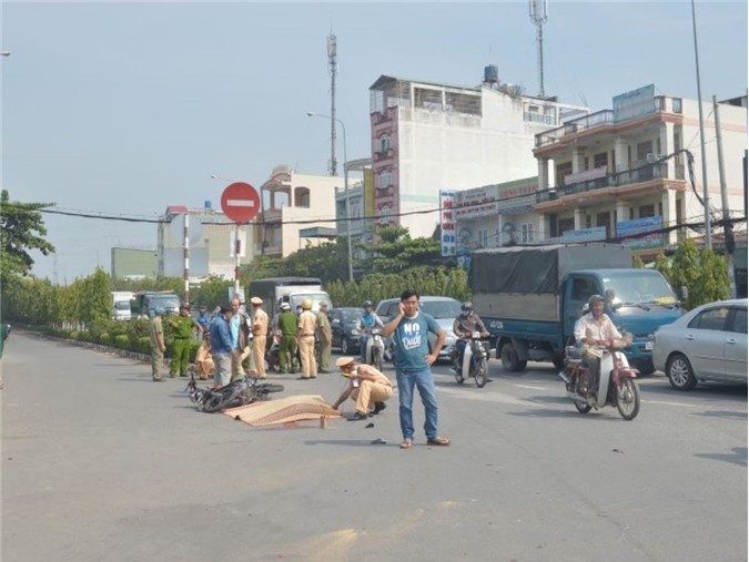 Xe ben tông liên hoàn 3 xe máy, 1 người tử vong