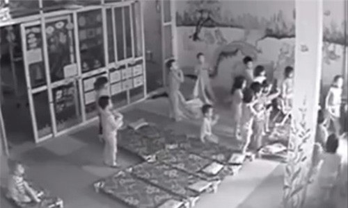 Bé trai 3 tuổi bị cô giáo bạo hành vì tè dầm trong lúc ngủ