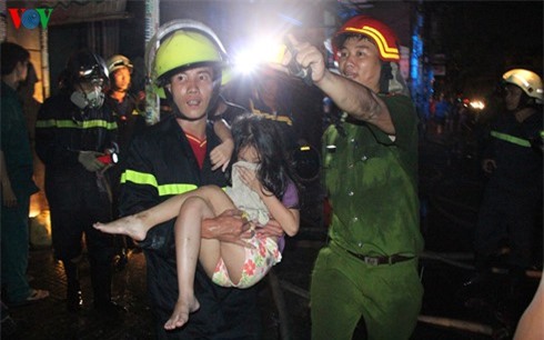 Cháy nhà 4 tầng, 5 ngoài thoát chết trong gang tấc