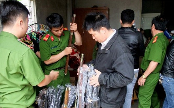 Choáng váng trước kho vũ khí cực lớn trong cửa hàng tạp hóa