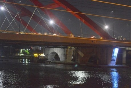 Cứu sống cô gái vứt xe máy, nhảy sông Sài Gòn tự tử