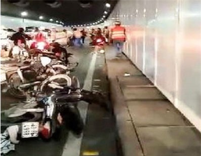 Hỗn chiến kinh hoàng trong hầm Thủ Thiêm gây ùn tắc