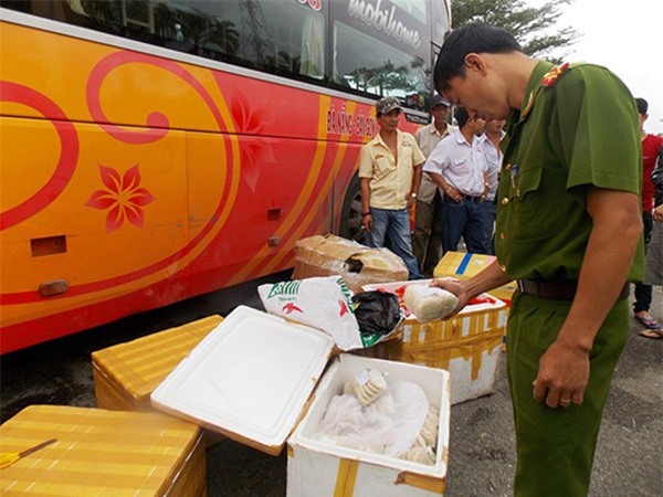 Phát hiện nửa tấn chân gà, thịt heo, xúc xích bốc mùi "tuồn" về Đà Nẵng