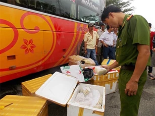 Phát hiện nửa tấn chân gà, thịt heo, xúc xích bốc mùi "tuồn" về Đà Nẵng