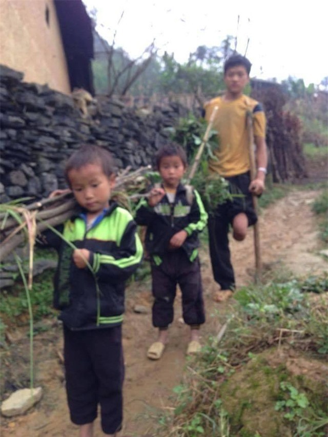 Người cha tàn tật mong có đôi chân giả để nuôi hai con mồ côi mẹ