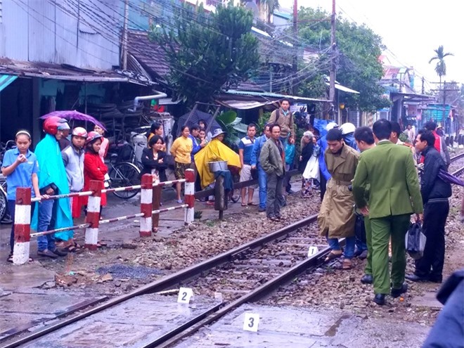 Sốc: Thanh niên lao vào tàu hỏa, thi thể bị kéo lê trên đường ray