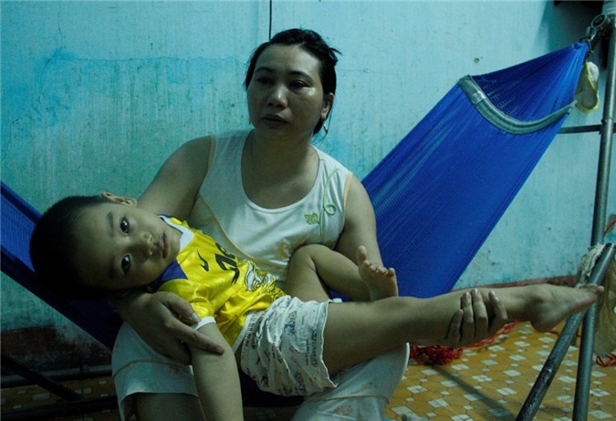 Thương bé 5 tuổi bỗng dưng bại liệt vì một cơn sốt