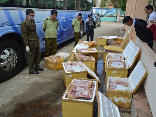 Tiếp tục bắt giữ xe khách chở gần 1,2 tấn thịt thối 