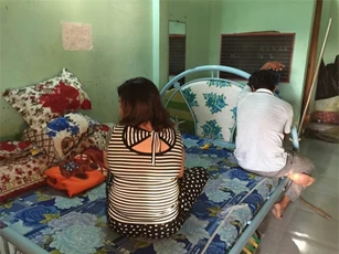 Bắt quả tang bà chủ quán cafe "mây mưa" với khách