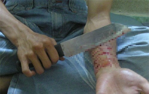 Thiếu nữ đau đớn chứng kiến mẹ tự vẫn trong phòng ngủ